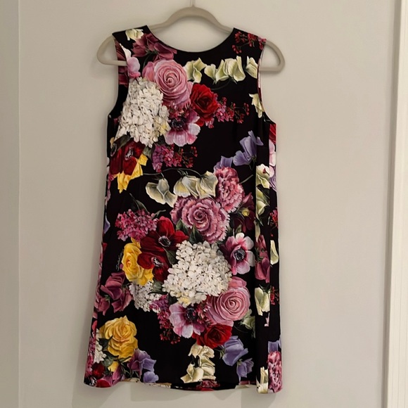 Dolce & Gabanna Sleeveless Brocade Multi-Floral Shift Dress. Fully lined. IT 42 - Picture 1 of 16